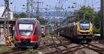Während DB 643 043/543 in die Abstellung fuhr kam die Dispo-Tf 2019 323-5 mit langem Voestalpine/Innofreight Rocktainer ORE Ganzzug durch Koblenz gefahren. 12.08.2025 