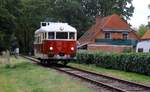 T2 der Schlewiger Kreisbahn  (Verkehrsbetriebe des Kreises Schlewig) VKS passiert den Parkplatz für einen Gerichtsprozeß in Verden-Eitze 03.10.2025) 