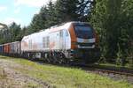 ELP/hvle 159 272 vor Düngerzug in Flensburg-Weiche. wegen starken Gegenlichtes mit Frontschatten,  25.09.2025.