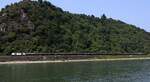 NRAIL/RiveRAILLeasing 2248 076-2 mit langem Kesselzug unterwegs Richtung Bingen. Kestert 14.08.2025 