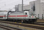 147 580 mit IC 2239(Warnemünde-Leipzig)bei der Ausfahrt im Rostocker Hbf.21.02.2025