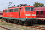 111 096-4 beim Rangieren am 19.09.2025 in Warnemünde.