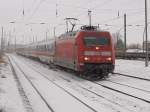 101 128 mit dem IC Hannover-Binz am 15.Dezember 2010 in Bergen/Rgen.