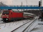 101 114 mit dem IC Binz-Frankfurt Flughafen am 16.Dezember 2010 ohne Halt in Bergen/Rgen bei der Einfahrt.