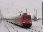 Am 22.Dezember 2010 fuhr 101 001 mit dem IC 2184 Hannover-Binz noch ber die Gtergleise in Bergen/Rgen.