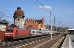 101 088-3 mit dem IC 2385 von Berlin Sdkreuz nach Frankfurt am Main in Rathenow.