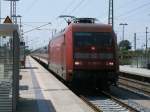 101 057 zog den IC 2353,aus Erfurt nach Binz,am 11.Juni 2011,bei der Einfahrt in Bergen/Rgen.