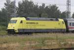 gelbe 101 013-1 stand am 06.07.2012 mit IC 2213 Binz-Stuttgart im Rostocker Hbf.