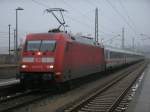 101 011 hatte,am 03.Januar 2014,den vorderen Stromabnehmer angelegt weil am Schluß vom IC 2377 Binz-Frankfurt Main Hbf die Hertha 101 144-4 mitlief.Aufnahme in Bergen/Rügen.