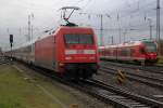 101 075-0 mit IC 2212 von Koblenz nach Ostseebad Binz bei der Ausfahrt im Rostocker Hbf.recht´s stand wohl wieder kaputt 429 027-6.20.11.2015