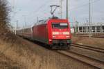 101 072-7+101 060-2(hinten)mit IC 2213 von Ostseebad Binz nach Stuttgart Hbf bei der Ausfahrt im Rostocker Hbf.07.02.2016