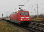 101 043-8+101 056-0(Hinten)mit IC 2239 von Rostock Hbf nach Leipzig Hbf bei der Bereitstellung im Rostocker Hbf.25.11.2016