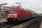 101 013-1+101 077-6(hinten)mit IC 2212 von Koblenz Hbf nach Ostseebad Binz kurz vor der Ausfahrt im Rostocker Hbf.09.12.2016