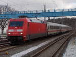 Einfahrt von 101 142-8 mit dem IC 2213 Binz-Stuttgart,am 05.Januar 2017,in Bergen/Rügen.