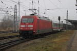 101 054-5 mit IC 2182(Hannover-Stralsund)bei der Einfahrt im Rostocker Hbf.04.02.2017