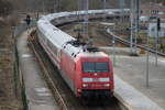 101 009-9 mit IC2212(Koblenz-Binz)bei der Durchfahrt am 10.03.2017 im Haltepunkt Rostock-Kassebohm.