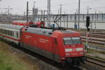 101 125-3 mit IC 2212(Koblenz-Binz)bei der Einfahrt im Rostocker Hbf.21.04.2017