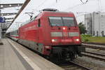 101 093-3 mit IC 457 von Köln Hbf nach Ostseebad Binz bei der Ausfahrt im Rostocker Hbf.24.06.2017