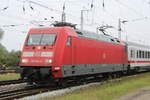 101 045-3 mit IC2212(Koblenz-Binz)bei der Ausfahrt im Rostocker Hbf.07.09.2018