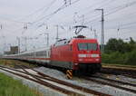 101 057 mit IC 2217(Zssow - Stuttgart)bei der Ausfahrt am 12.06.2021 im Rostocker Hbf.