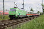 101 005 DEVK schiebend am IC 2271(Rostock-Dresden)bei der Ausfahrt im Rostocker Hbf.20.05.2022