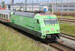 DEVK  101 005-7 mit IC 2239(Rostock-Leipzig)bei der Ausfahrt im Rostocker Hbf.29.05.2022