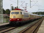 Der Sonderzug Binz-Göttingen,mit der 103 245,am 05.August 2023,bei der Einfahrt in Bergen/Rügen.