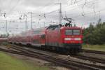 112 103-7 mit RE 5 von Rostock Hbf nach Lutherstadt Wittenberg bei der Ausfahrt im Rostocker Hbf.06.09.2015