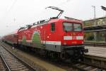 112 108-6( Genau Ihre Richtung )mit RE 4361 von Rostock Hbf nach Lutherstadt Wittenberg kurz vor der Ausfahrt im Rostocker Hbf.17.10.2015