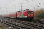 112 108-6( Genau Ihre Richtung )mit RE 4356 von Lutherstadt Wittenberg nach Rostock Hbf bei der Einfahrt um 13:26 Uhr im Rostocker Hbf.06.11.2015