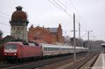 120 155-7 mit dem IC 1215 von Berlin Sdkreuz nach Stuttgart in Rathenow.