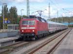 Diesmal keine 101 vor dem IC 2377 Binz-Frankfurt/Main Hbf.Am 21.September 2015 war es 120 137-5 die mit dem IC in Bergen/Rügen hielt.