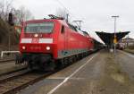 120 201-9 mit RE4306(Rostock-Hamburg)kurz vor der Ausfahrt in Bad Kleinen,neben an hatten die Lint 41 Triebwagen 623 015-4+623 524-5 bis zur Rckfahrt nach Lbeck Hbf noch Zeit.06.02.2016