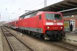 120 202-7 inklusive DBpzfa 766.1 Caspar David Friedrich mit RE4310 von Rostock Hbf nach Hamburg kurz vor der Ausfahrt im Rostocker Hbf.04.03.2016