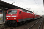 120 202-7 mit RE 4310(Rostock-Hamburg)kurz vor der Ausfahrt im Schweriner Hbf.01.10.2016