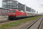 120 155-7 mit IC2301(Warnemünde-München)bei der Durchfahrt in Warnemünde-Werft.24.09.2017