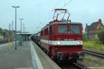 142 110-6 der Erfurter Bahnservice GmbH mit einem Kesselzug aus Premnitz und wartet in Rathenow auf die Weiterfahrt in Richtung Wittenberge.