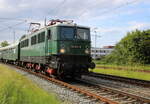 211 013 mit DZ 83272 Warnemünde - Zwickau (Sachs) bei der Durchfahrt im Rostocker Hbf.10.08.2024