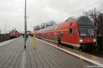 Auf Gleis 1 143 588-2 mit der RB13 (RB 28861) aus Berlin Hbf(tief) und auf Gleis 2 der RB21 (RB 18670) aus Potsdam Griebnitzsee, geschoben von der 143 221-0 in Wustermark.