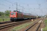 143 802 mit dem Baumblten-Express (RE 28956) nach Werder(Havel) in Priort.