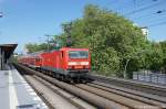 143 233-5 mit der RB14 (RB 18922) nach Nauen am Berliner Tiergarten.