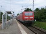 Menschenleerer Bahnsteig in Rostock Bramow,am 28.Mai 2011,als 143 952 die S1 von Warnemnde zum Rostocker Hbf schob.