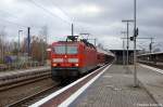 143 574-2 mit zwei ex DR Dostos-Garnituren bei der Durchfahrt am Brandenburger Hbf.