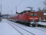 112 133-4 und der RE 13011 Rostock-Sassnitz,am 02.Februar 2012,im verschneiten Bergen/Rgen.