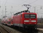 112 101-1 mit RB 13261 von Rostock Hbf nach Ribnitz-Damgarten West bei der Ausfahrt im Rostocker Hbf.21.12.2012