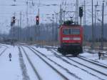 Als der Block bis Samtens wieder frei war verlie 143 843-1,am 17.Januar 2013,Bergen/Rgen mit Vmax(90km/h Streckenhchstgeschwindigkeit !).