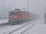 112 108-6 mit dem RE 13006 Sassnitz-Rostock,am 10.Mrz 2013,bei ungemtlichen Schneechaos in Bergen/Rgen.