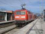 Noch ohne einsetzenen Schnee erreichte 112 108-6 mit dem RE 13011 Rostock-Sassnitz,am 09.Mrz 2013,Bergen/Rgen.