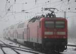 112 107-8 mit RE5 von Rostock Hbf nach Lutherstadt Wittenberg bei der Ausfahrt im Rostocker Hbf.06.02.2015