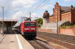 112 159 mit dem zweiten DFB-Pokalsonderzug des VfL Wolfsburg (RbZ 34024) von Wolfsburg Hbf nach Berlin-Spandau in Rathenow.